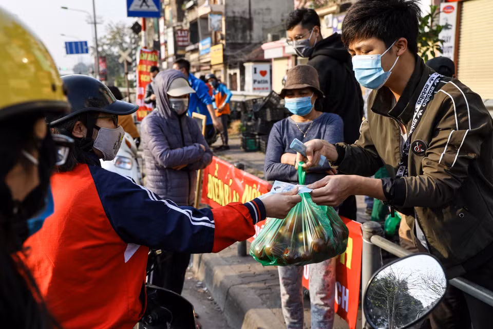 Biết tin tại địa điểm 38 Giải Phóng đang bán nông sản 'giải cứu' cho bà con nông dân Hải Dương, rất nhiều người dân đã tìm đến đây để ủng hộ. (Ảnh: Minh Sơn/Vietnam+)