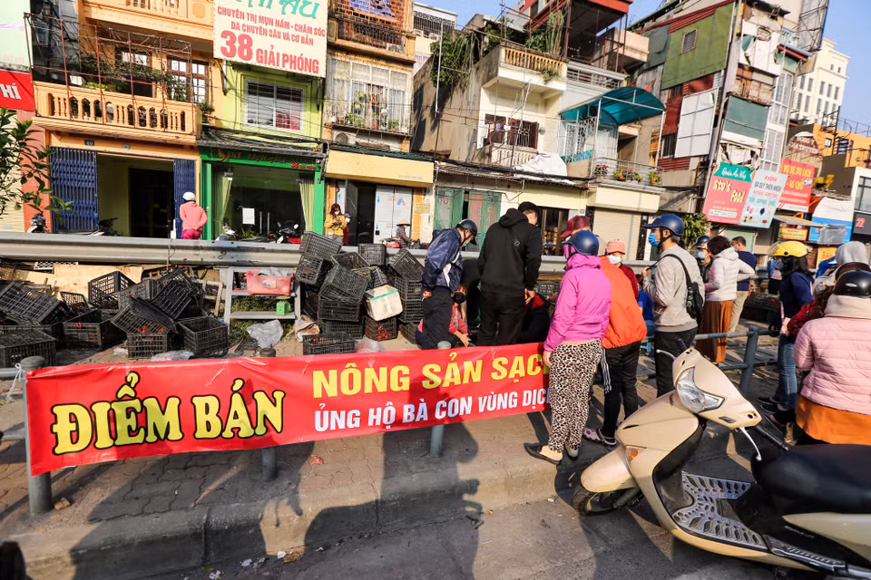 Bên cạnh nỗ lực tháo gỡ của cơ quan chức năng, với tinh thần tương thân, tương ái, nhiều tổ chức, cá nhân cũng tích cực vào cuộc để giúp nông dân. (Ảnh: Minh Sơn/Vietnam+)