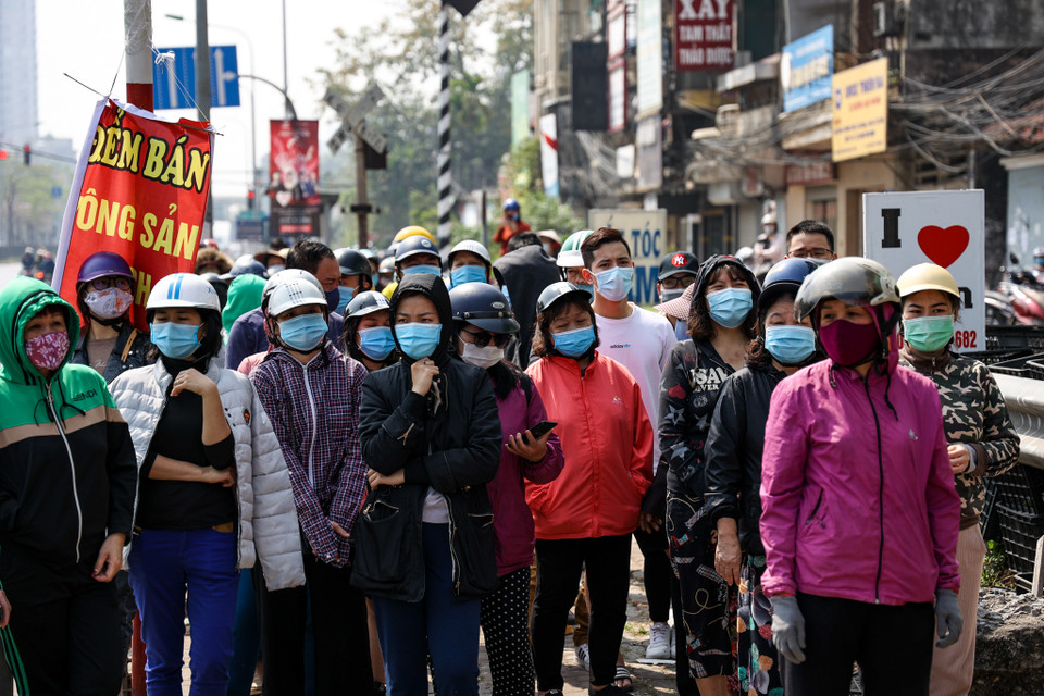 Rất đông người dân biết tin đã đứng chờ hàng tiếng đồng hồ dưới trời nắng để thu mua ủng hộ đồng bào tỉnh Hải Dương. (Ảnh: Minh Sơn/Vietnam+)