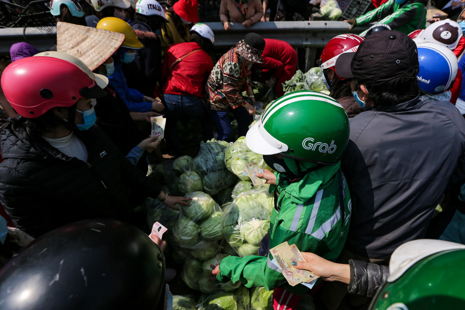 Các tình nguyện viên cho biết ngày mai sẽ về thêm trứng, rau củ quả để phục vụ người dân. (Ảnh: Minh Sơn/Vietnam+)