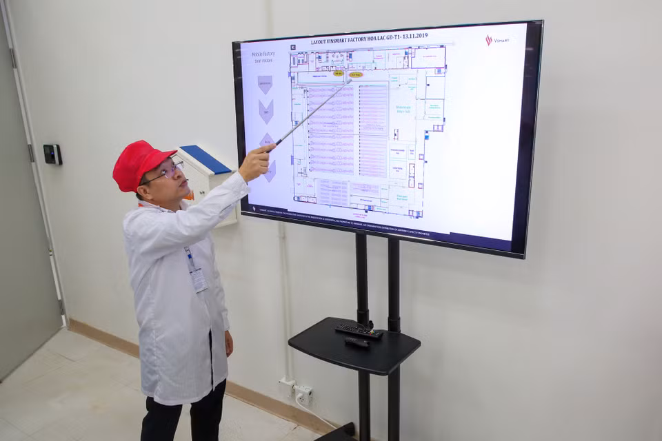 Trong đó, giai đoạn 1 của Nhà máy vừa chính thức khánh thành ngày 23/11 được xây dựng trên diện tích gần 4,8 hecta với mặt bằng khu sản xuất là 45.200 m2, công suất 26 triệu thiết bị/năm. (Ảnh: Minh Sơn/Vietnam+)
