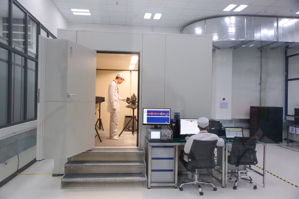 Phòng lab kiểm tra sóng điện thoại. (Ảnh: Minh Sơn/Vietnam+)