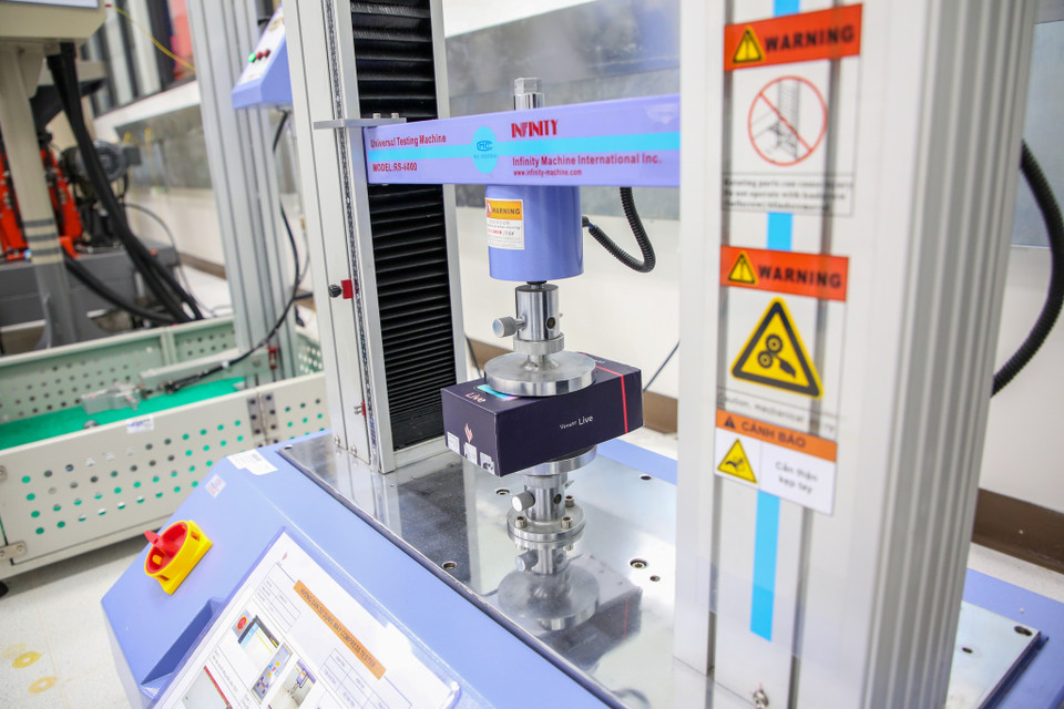 Hộp máy được kiểm tra độ bền nhằm đạt tiêu chuẩn để sản xuất. (Ảnh: Minh Sơn/Vietnam+)