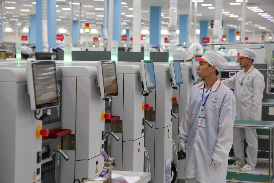 VinSmart đã mời các đối tác từ Mỹ, châu Âu, Nga đánh giá toàn diện về tiêu chuẩn của nhà máy, từ dây chuyền thiết bị, quy trình sản xuất, tiêu chuẩn chất lượng, hệ thống quản lý công nghệ thông tin. (Ảnh: Minh Sơn/Vietnam+)