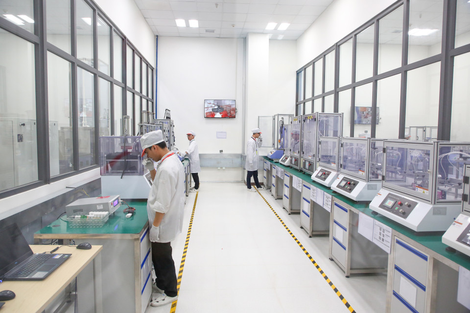 Các sản phẩm tại đây cũng được kiểm thử 100% bằng máy móc và các cách thức khác nhau, đem lại tính chính xác và độ ổn định cho toàn bộ sản phẩm. (Ảnh: Minh Sơn/Vietnam+)