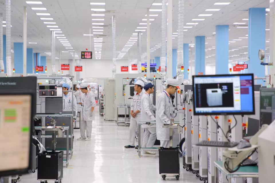 Nhà máy tuân thủ nghiêm ngặt các tiêu chuẩn quốc tế dành cho ngành sản xuất thiết bị điện tử, viễn thông như IPC-A-610, TL 9000. Môi trường sản xuất được chú trọng kiểm soát về nhiệt độ, độ ẩm, kiểm soát phóng tĩnh điện, độ sạch không khí để đảm bảo chất lượng cao nhất cho sản phẩm. (Ảnh: Minh Sơn/Vietnam+)