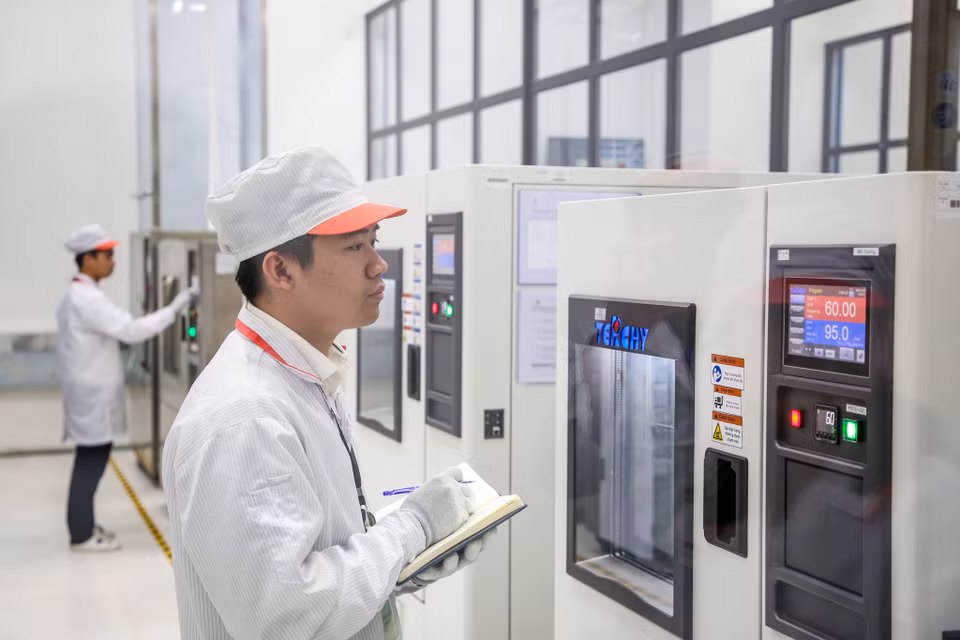 Tại tổ hợp này, Vingroup đã cho lắp đặt hệ thống dây chuyền được nhập khẩu từ Mỹ, Đức, Nhật Bản, Hàn Quốc, đảm bảo quy trình hoàn toàn khép kín, tự động hóa ở mức tối đa và đạt hiệu năng cao. (Ảnh: Minh Sơn/Vietnam+)