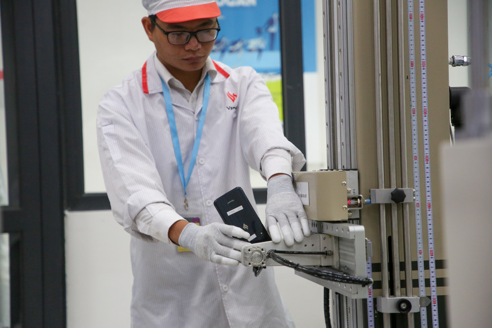 Mỗi một khu sẽ có chức năng thử độ bền, khả năng chống nước, kiểm tra sóng hoặc âm thanh. (Ảnh: Minh Sơn/Vietnam+)