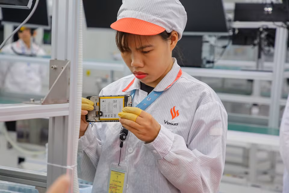 Công ty VinSmart tiếp cận các hãng cung cấp chipset, linh kiện, phụ kiện trong nước và quốc tế để làm chủ chuỗi cung ứng, kiểm soát chất lượng sản xuất các thiết bị điện tử thông minh trước khi đưa ra thị trường. (Ảnh: Minh Sơn/Vietnam+)