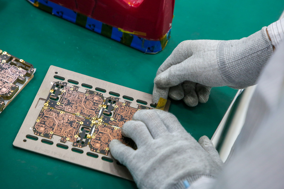 Công suất thiết kế giai đoạn 1 đạt hơn 26 triệu thiết bị/năm, trong đó, riêng điện thoại thông minh ước tính 23 triệu sản phẩm/năm, thiết bị IoT ước tính 1 triệu sản phẩm/năm và thiết bị điện tử thông minh khác ước tính trên 2 triệu sản phẩm/năm. (Ảnh: Minh Sơn/Vietnam+)