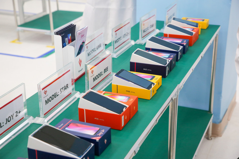 Chỉ sau hơn 1 năm hình thành và phát triển, VinSmart đã triển khai thần tốc khối lượng công việc lớn, từ xây dựng nhà máy tại Hải Phòng, Khu Công nghệ cao Hòa Lạc, ký kết hợp tác với các đối tác hàng đầu quốc tế như Qualcomm, Google..., đồng thời cho ra mắt 8 mẫu điện thoại thông minh. (Ảnh: Minh Sơn/Vietnam+)