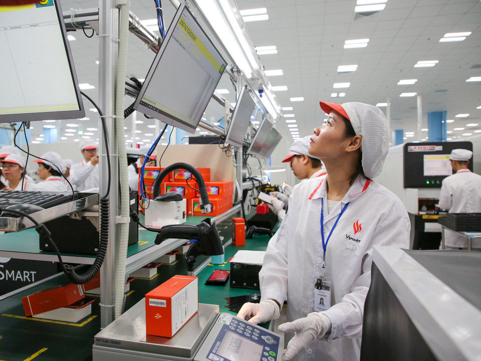 Ngoài hệ thống cơ sở hạ tầng tối tân bậc nhất, VinSmart cũng quy tụ hàng trăm kỹ sư, nhà khoa học và chuyên gia nghiên cứu, thiết kế và phát triển sản phẩm cao cấp, dày dặn kinh nghiệm về làm việc tại các Viện Nghiên cứu độc lập. (Ảnh: Minh Sơn/Vietnam+)