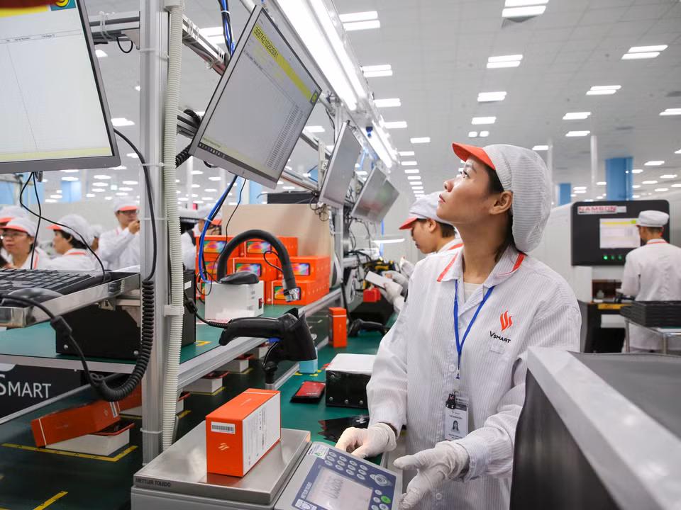 Ngoài hệ thống cơ sở hạ tầng tối tân bậc nhất, VinSmart cũng quy tụ hàng trăm kỹ sư, nhà khoa học và chuyên gia nghiên cứu, thiết kế và phát triển sản phẩm cao cấp, dày dặn kinh nghiệm về làm việc tại các Viện Nghiên cứu độc lập. (Ảnh: Minh Sơn/Vietnam+)