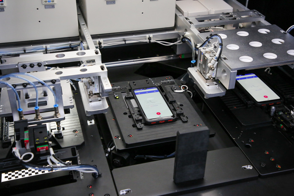 Các mẫu điện thoại được kiểm thử qua những quy trình ngặt nghèo trước khi được đóng gói xuất xưởng. (Ảnh: Minh Sơn/Vietnam+)