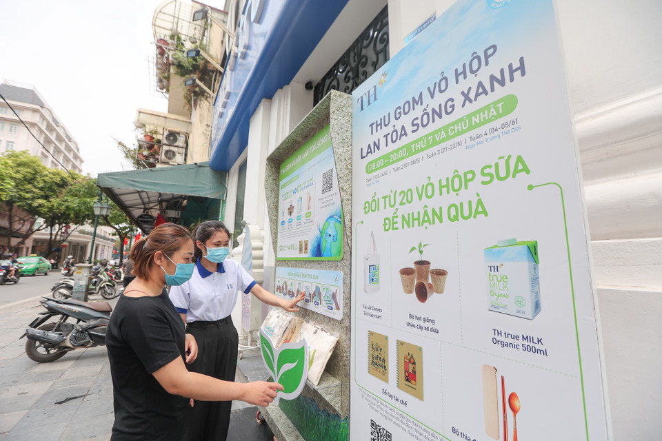 Chương trình thu gom vỏ hộp được thực hiện vào 8 giờ - 20 giờ các ngày thứ 7 và chủ nhật các tuần sau: Tuần 1: 23-24/4 – Tuần lễ Ngày Trái đất; Tuần 2: 07-08/5; Tuần 3: 21-22/05; Tuần 4: 04-05/06 – tuần lễ Ngày Môi trường thế giới. (Ảnh: Minh Sơn/Vietnam+)