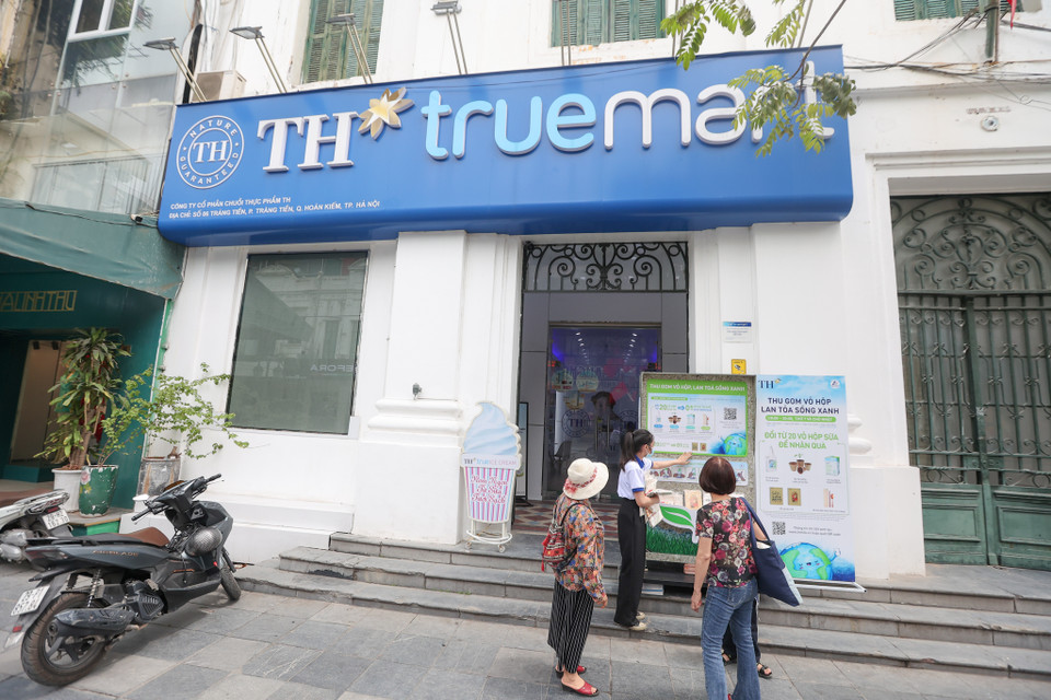 Nhằm khuyến khích các hành động bảo vệ môi trường, chung tay giảm rác thải và lan tỏa lối sống xanh, Tập đoàn TH tổ chức chương trình thu gom, tái chế vỏ hộp sữa tại 20 cửa hàng TH true mart Hà Nội và Thành phố Hồ Chí Minh trong thời gian từ 23/4-5/6/2022. (Ảnh: Minh Sơn/Vietnam+)