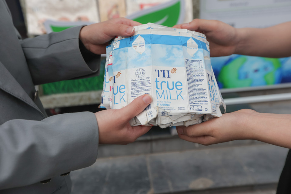 Riêng hoạt động thu gom bao bì sữa không phải là việc mới đối với TH bởi từ lâu tập đoàn đã là thành viên sáng lập Liên minh Tái chế bao bì - PRO Vietnam, theo đuổi khát vọng về một Việt Nam xanh - sạch - đẹp và nỗ lực thúc đẩy mô hình kinh tế tuần hoàn. (Ảnh: Minh Sơn/Vietnam+)