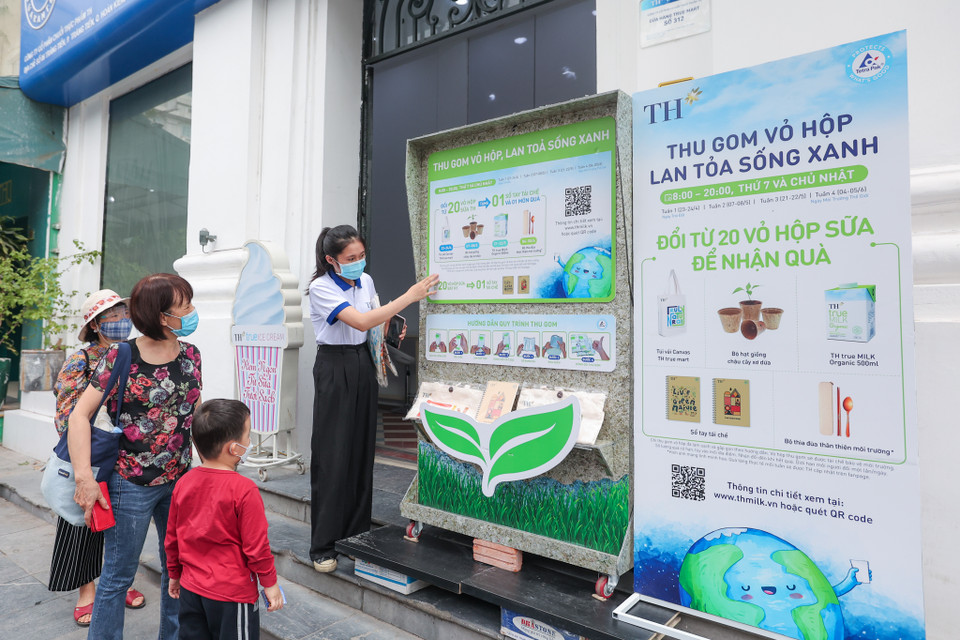 Ngoài việc thực hành sống xanh, góp phần giảm rác thải, mỗi người tham gia sẽ nhận được những món quà ý nghĩa làm bằng chất liệu thân thiện với môi trường. (Ảnh: Minh Sơn/Vietnam+)