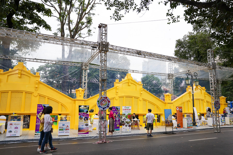 Ngay sau lễ khai mạc tối 16/4, Lễ hội Du lịch và Văn hóa ẩm thực Hà Nội năm 2021 đã thu hút rất đông người dân Thủ đô tham dự vào dịp cuối tuần. (Ảnh: Minh Sơn/Vietnam+)