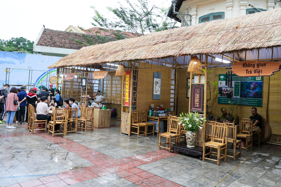 Thành phố Hà Nội tổ chức lễ hội trở thành sự kiện xúc tiến du lịch uy tín, thu hút sự hưởng ứng, tham gia của đông đảo các tỉnh, thành phố trong cả nước và người dân Thủ đô; là cầu nối quảng bá văn hóa, ẩm thực, du lịch giữa thành phố Hà Nội và các địa phương. (Ảnh: Minh Sơn/Vietnam+)