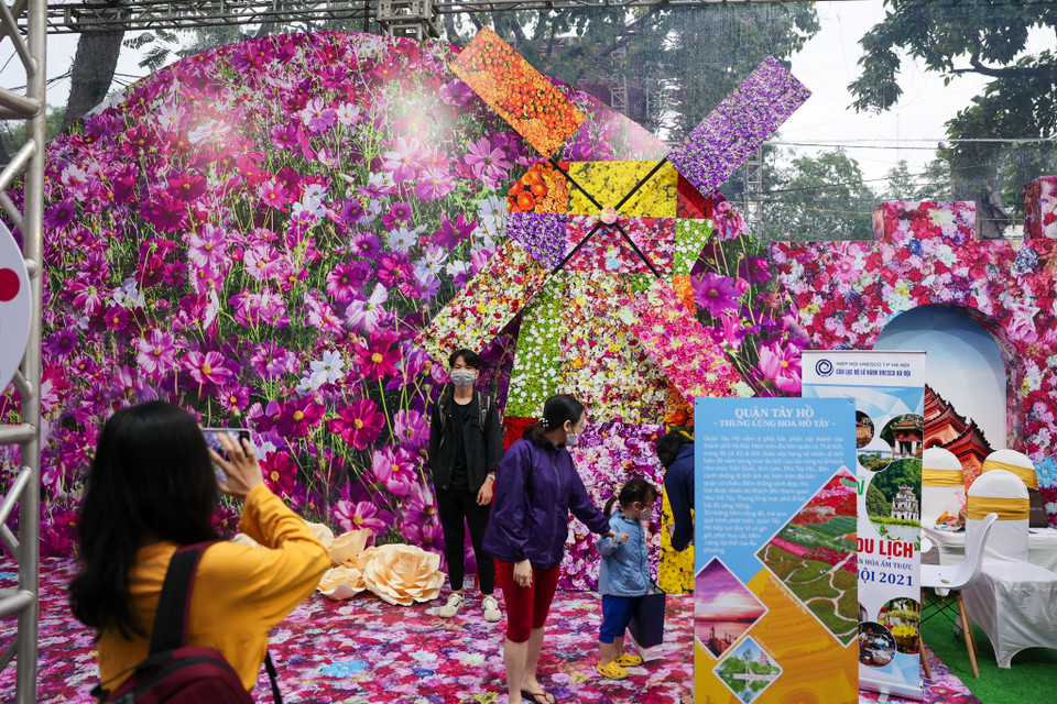 Khu vực quảng bá sản phẩm kích cầu Hà Nội có khoảng 150 gian hàng của các đơn vị đến từ Hội lữ hành Hà Nội, Câu lạc bộ lữ hành UNESCO Hà Nội, đại diện của 12 tỉnh, thành phố. (Ảnh: Minh Sơn/Vietnam+)