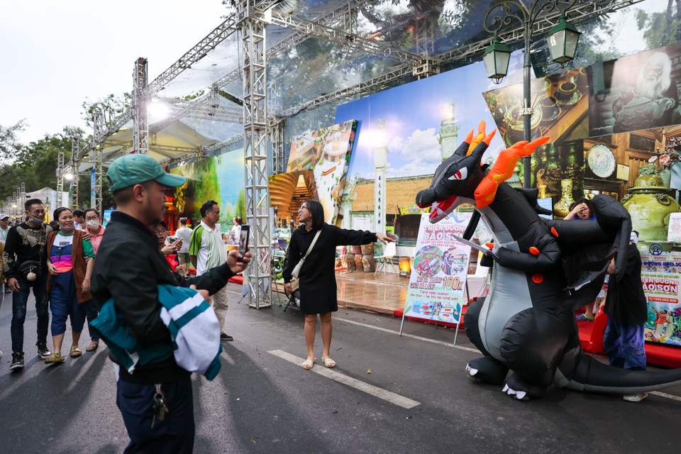 Bên cạnh đó, khu vực này còn trưng bày, giới thiệu sản phẩm của các khu, điểm du lịch trên địa bàn thành phố Hà Nội và các hãng Hàng không Việt Nam. (Ảnh: Minh Sơn/Vietnam+)