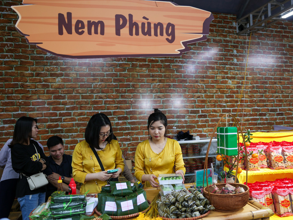 Đến với khu vực giới thiệu văn hóa ẩm thực Hà Nội, khách tham quan được thưởng thức những món ăn đặc trưng như: phở Hà Nội, bún thang, bánh khúc, bánh cuốn Thanh Trì, bánh cốm, trà Việt, cà phê trứng... (Ảnh: Minh Sơn/Vietnam+)