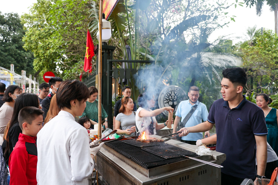Thành phố Hà Nội cũng kỳ vọng, lễ hội sẽ góp phần thúc đẩy phục hồi nhanh ngành Du lịch, đóng góp vào tăng trưởng kinh tế Thủ đô, thực hiện 'mục tiêu kép' vừa phòng, chống dịch COVID-19, vừa phát triển kinh tế-xã hội. (Ảnh: Minh Sơn/Vietnam+)