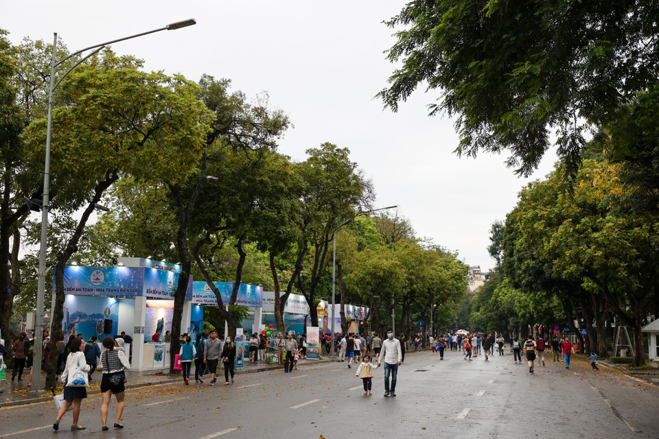 Lễ hội gồm 200 gian hàng, chia làm hai khu gồm: Khu vực quảng bá sản phẩm kích cầu du lịch và khu vực giới thiệu văn hóa ẩm thực Hà Nội. (Ảnh: Minh Sơn/Vietnam+)