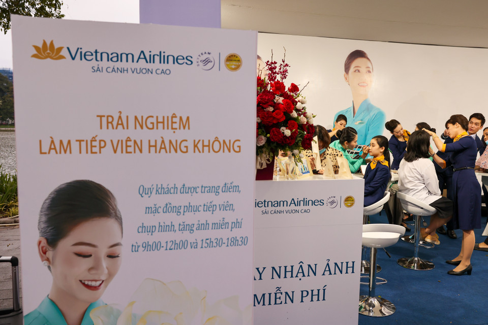 Một gian hàng của hãng hàng không quốc gia với cách quảng bá độc đáo khi cho du khách hoá thân thành các tiếp viên hàng không. (Ảnh: Minh Sơn/Vietnam+)