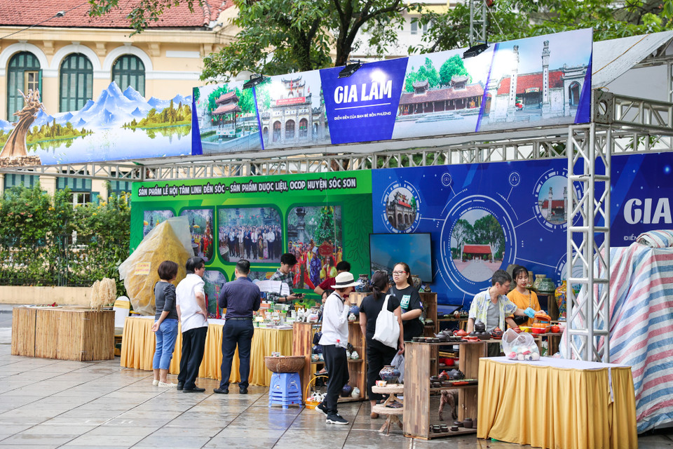 Tại sự kiện, các doanh nghiệp giới thiệu hơn 1 ngàn sản phẩm du lịch phong phú, hấp dẫn với giá ưu đãi giảm 15 - 35%.(Ảnh: Minh Sơn/Vietnam+)