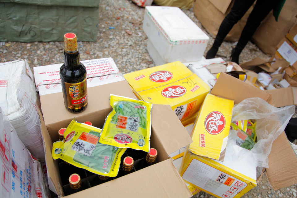 Hàng trăm chai nước tương do Trung Quốc sản xuất nhưng không có giấy chứng nhận vệ sinh an toàn thực phẩm.