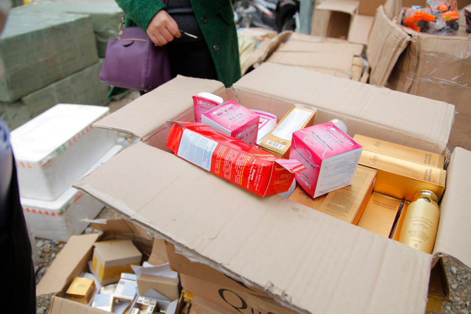  Gần 400 sản phẩm mỹ phẩm mang nhãn hiệu Queenie, sữa rửa mặt tạo bọt Bio-Essence... ghi xuất xứ Hàn Quốc, được cất trong các thùng caton, ghi tên người nhận là Công ty cổ phần Thương mại-Sản xuất và dịch vụ Sao Nam, số 10, Nguyễn Chính, Tân Mai, quận Hoàng Mai, Hà Nội.