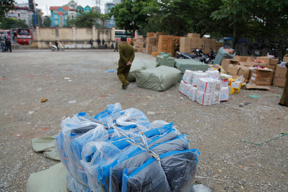  Mở rộng kiểm tra các lô hàng khác, Đội Quản lý thị trường số 5 còn phát hiện hàng trăm bộ quần áo và giày thể thao giả nhãn hiệu hãng Nike nhưng chủ hàng không xuất hiện.