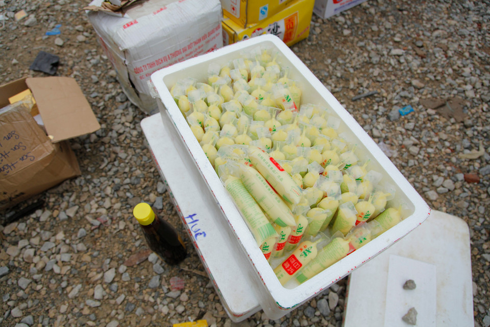 Một thùng sữa chua đóng gói có xuất xứ từ Trung Quốc.