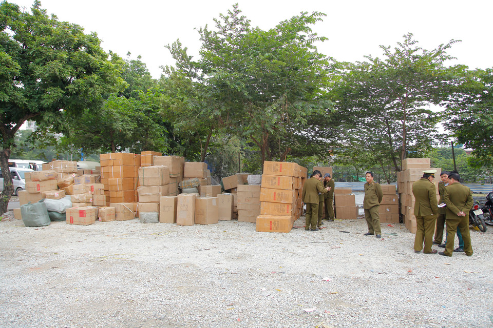  Ngày 7/1, qua công tác kiểm tra địa bàn, Chi cục Quản lý thị trường Hà Nội đã phát hiện hàng nghìn mỹ phẩm, giày thể thao, áo khoác và đồ chơi không hóa đơn chứng từ hợp lệ, được tập kết tại khu vực bến xe Lương Yên.