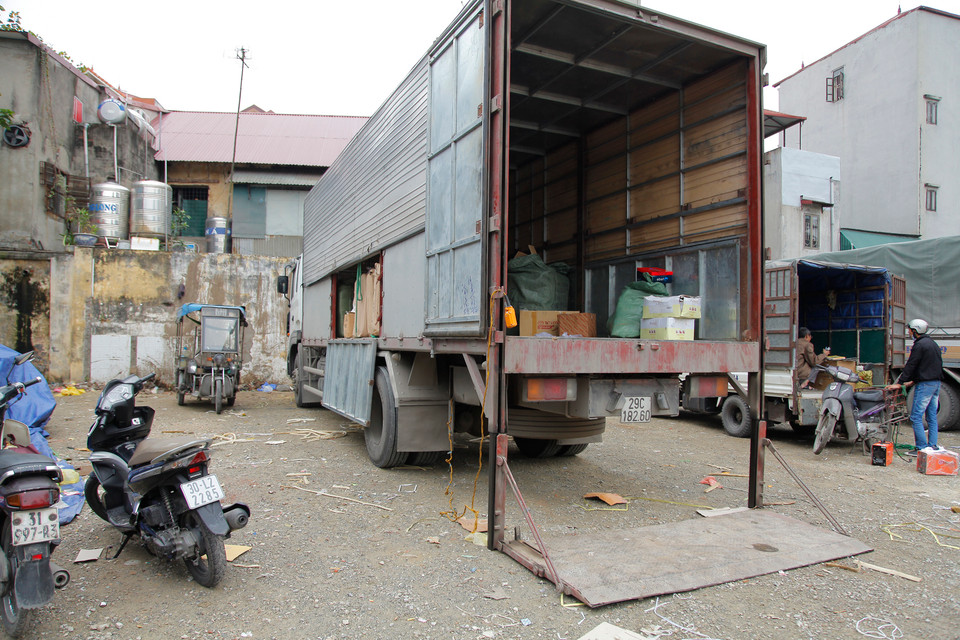 Chiếc xe tải chở số hàng lậu bị thu giữ.