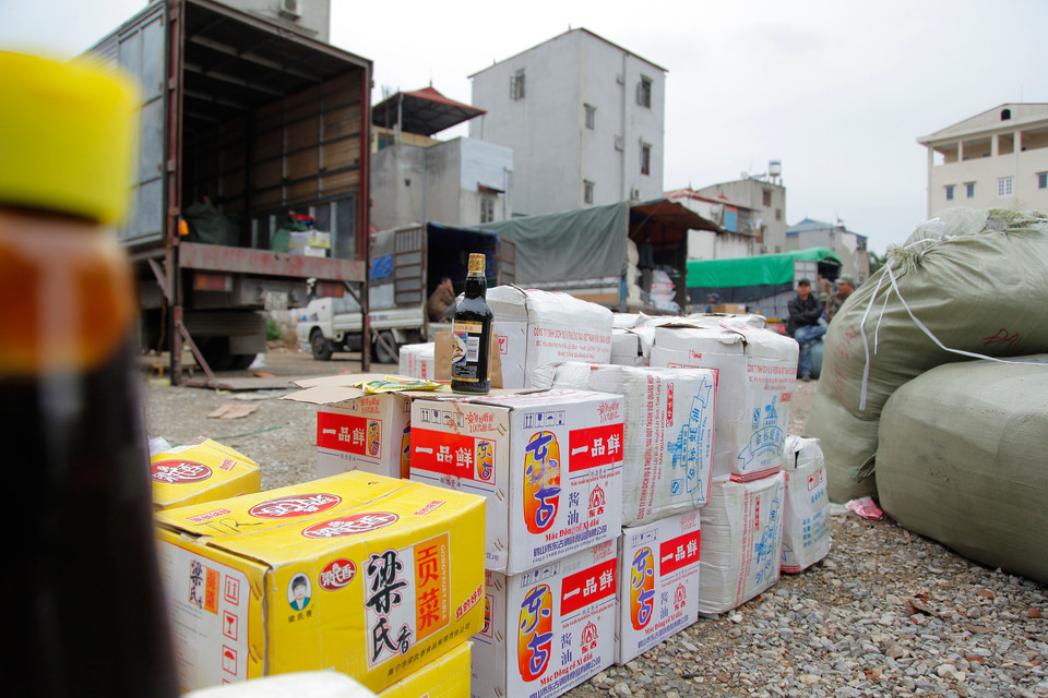 Hàng trăm chai nước tương do Trung Quốc sản xuất nhưng không có giấy chứng nhận vệ sinh an toàn thực phẩm.