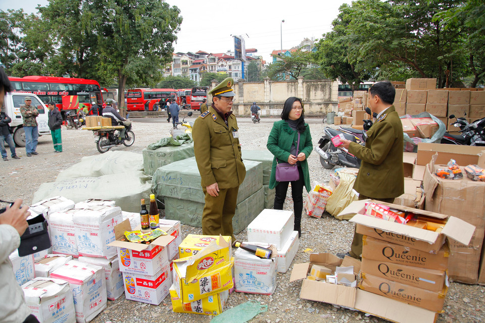  Toàn bộ số hàng hóa trên đang được phân loại xử lý để làm rõ hàng giả và hàng lậu, sau khi làm việc với đại diện bến xe Lương Yên để tìm chủ hàng, Đội Quản lý thị trường số 5 sẽ ra quyết định xử phạt hành chính