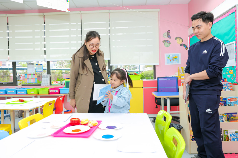 Không chỉ các em học sinh mà phụ huynh cũng được vào lớp để 'học thử' trải nghiệm như một học sinh TH School. (Ảnh: Minh Sơn/Vietnam+)