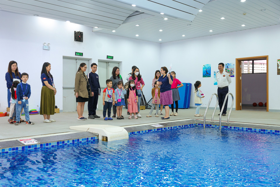 Phụ huynh và học sinh cũng được tham quan và trải nghiệm cơ sở vật chất hàng đầu của nhà nhà trường như bể bơi, sân bóng, sân cỏ,... (Ảnh: Minh Sơn/Vietnam+)