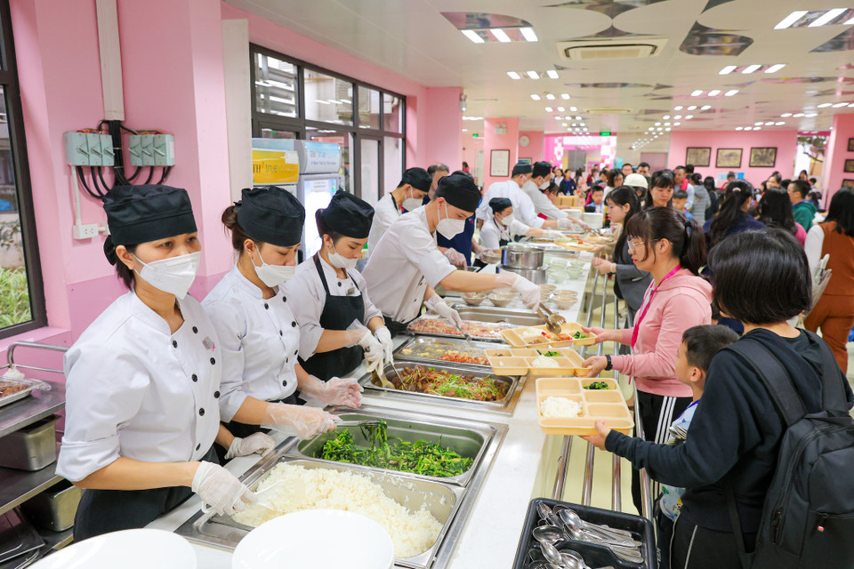 Cuối buổi trải nghiệm, phụ huynh và học sinh được thưởng thức bữa ăn trưa đạt tiêu chuẩn chất lượng cao của học sinh TH School tại căng tin của trường. Tại đây các đầu bếp của nhà trường đảm bảo cung cấp những bữa ăn ngon, sạch đầy đủ an toàn vệ sinh thực phẩm mỗi ngày. (Ảnh: Minh Sơn/Vietnam+)