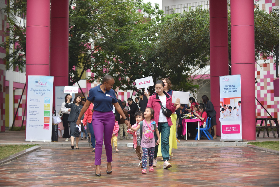 Bước qua cánh cổng ngôi trường hạnh phúc, chào đón phụ huynh và học sinh là một khuôn viên mát mẻ với rất nhiều cây xanh và những nụ cười ấm áp, nồng hậu từ tất cả thầy cô giáo và nhân viên trường. (Ảnh: Minh Sơn/Vietnam+)