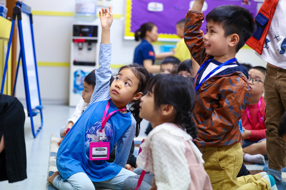 Bé Phạm Bảo Châu, 6 tuổi ở Hoàng Mai hào hứng tham gia các hoạt động học và trải nghiệm một ngày làm học sinh tại ngôi trường hạnh phúc này. (Ảnh: Minh Sơn/Vietnam+)