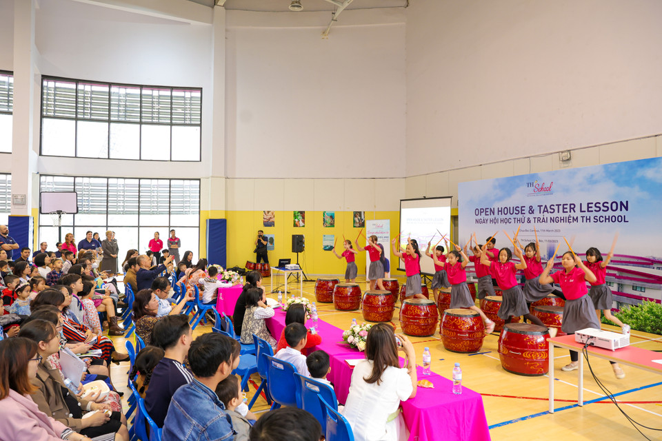 Phụ huynh và học sinh tham gia trải nghiệm được thưởng thức những tiết mục đặc sắc do chính học sinh TH School trình diễn. Cả học sinh Việt Nam và học sinh quốc tế tại TH School đều được truyền cảm hứng và tình yêu với bản sắc văn hóa Việt Nam. Các em đã tập luyện chăm chỉ với niềm đam mê nhạc cụ dân tộc để mang đến phần trình diễn thú vị trong ngày hội trải nghiệm này. (Ảnh: Minh Sơn/Vietnam+)