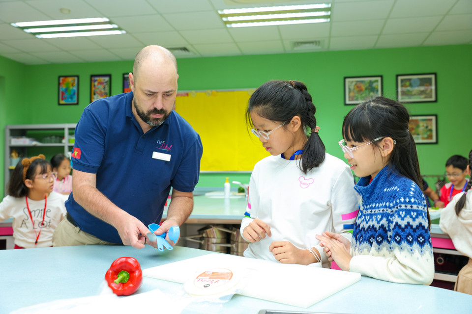 Các tiết học trải nghiệm tại lớp nấu ăn lôi cuốn sự chú ý và thích thú của các em học sinh. (Ảnh: Minh Sơn/Vietnam+)