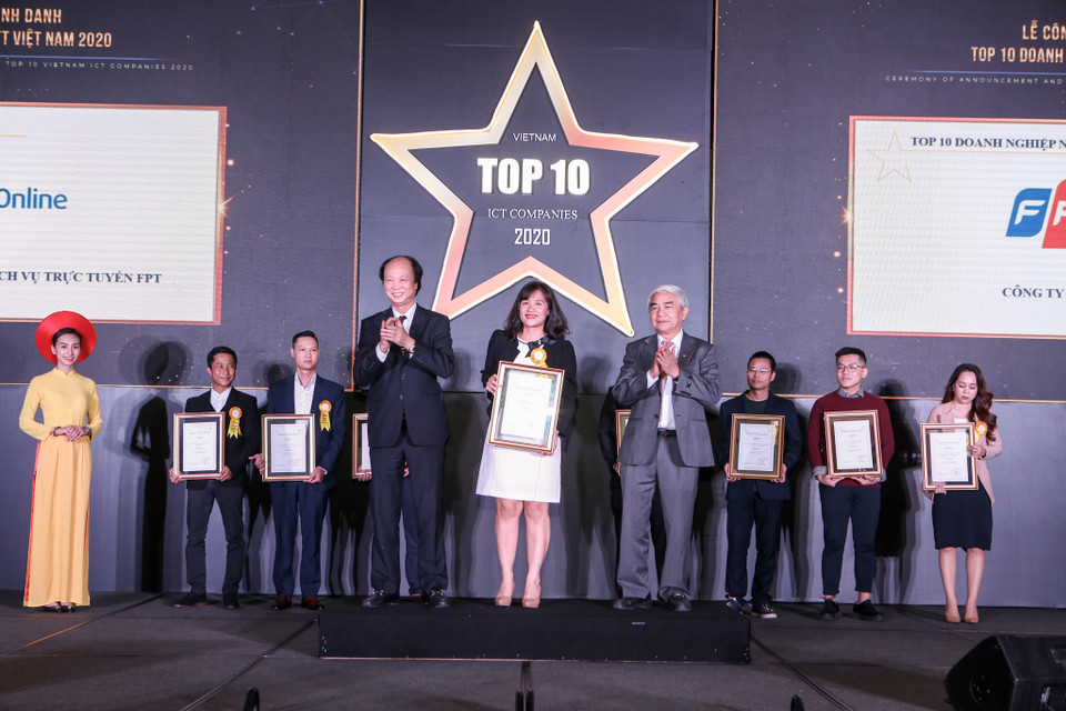 Hội đồng đánh giá đã lựa chọn 100 lượt doanh nghiệp, tổ chức xứng đáng vinh danh Top 10 gồm: TOP 10 doanh nghiệp Xuất khẩu phần mềm; TOP 10 doanh nghiệp BPO; TOP 10 doanh nghiệp A-IoT;TOP 10 doanh nghiệp cung cấp nền tảng Chuyển đổi số; TOP 10 doanh nghiệp Hạ tầng số... (Ảnh: PV/Vietnam+)