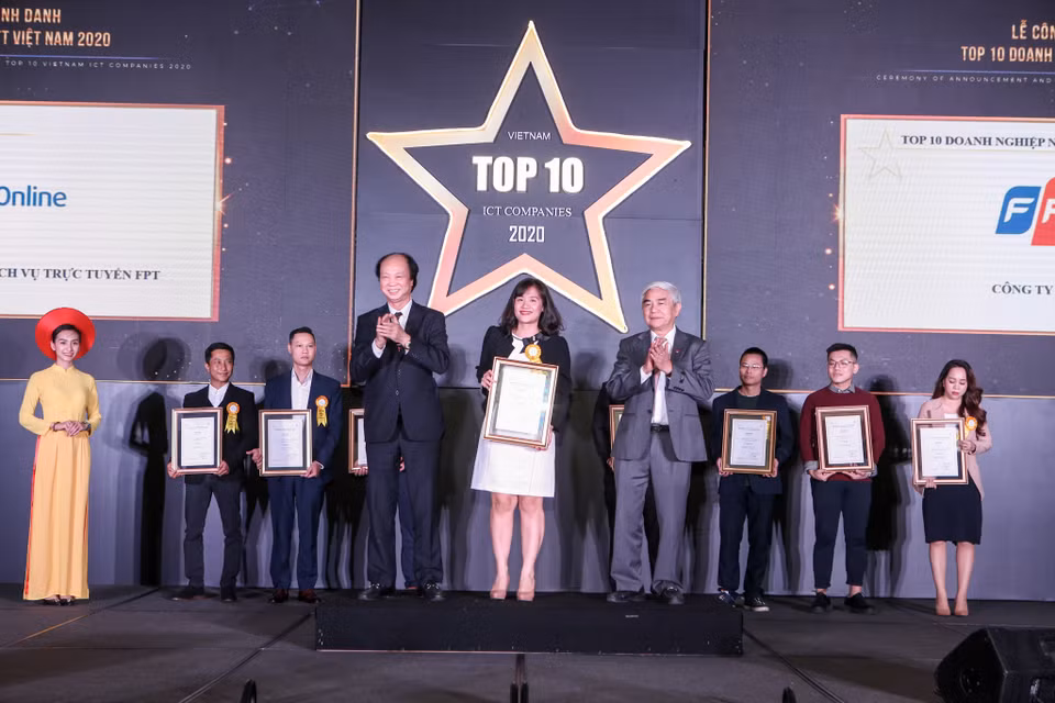 Hội đồng đánh giá đã lựa chọn 100 lượt doanh nghiệp, tổ chức xứng đáng vinh danh Top 10 gồm: TOP 10 doanh nghiệp Xuất khẩu phần mềm; TOP 10 doanh nghiệp BPO; TOP 10 doanh nghiệp A-IoT;TOP 10 doanh nghiệp cung cấp nền tảng Chuyển đổi số; TOP 10 doanh nghiệp Hạ tầng số... (Ảnh: PV/Vietnam+)