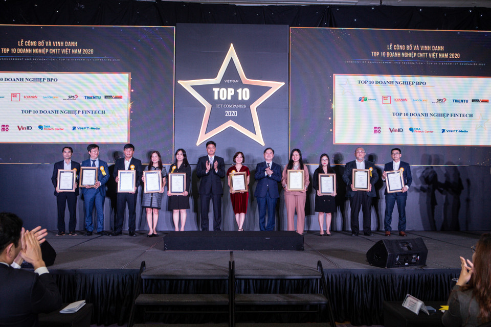 Tối 14/12, Hiệp hội Phần mềm và Dịch vụ Công nghệ thông tin Việt Nam (VINASA) đã tổ chức Lễ công bố và vinh danh TOP 10 doanh nghiệp Công nghệ thông tin Việt Nam 2020. (Ảnh: PV/Vietnam+)