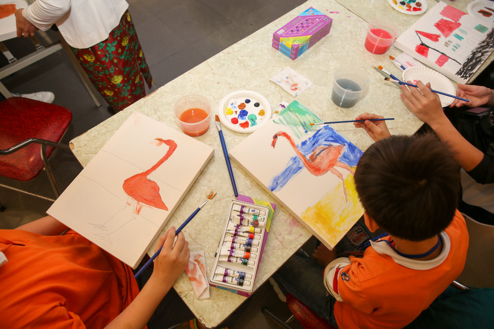 Rất nhiều bạn nhỏ dù mới lần đầu cầm cọ đã tỏ ra rất năng khiếu với hội hoạ. (Ảnh: Minh Sơn/Vietnam+)